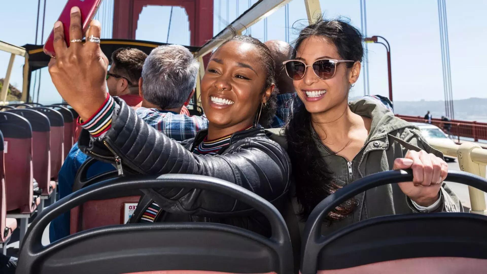 Amis prenant des selfies sur le Golden Gate Bridge