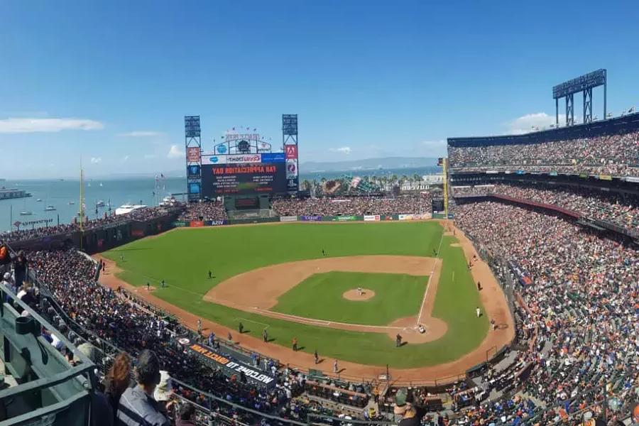 Vue du parc Oracle de San Francisco depuis les tribunes, avec le terrain de baseball au premier plan et la baie de San Francisco en arrière-plan.