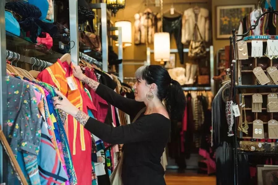 Uma mulher faz compras em uma boutique de São Francisco.