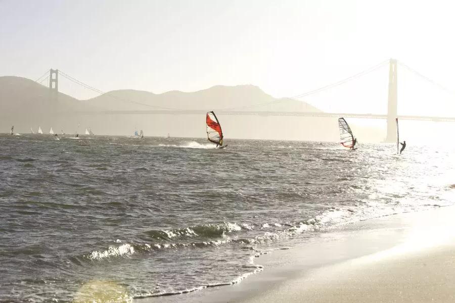 Planches à voile dans la baie de San Francisco, juste à côté de Crissy Field.