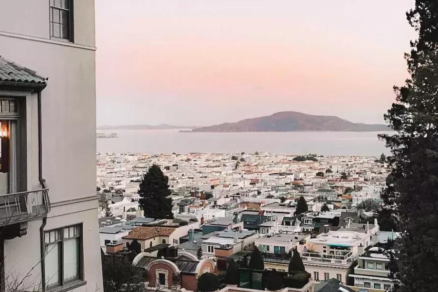 Vista da Baía de São Francisco do alto de uma colina íngreme no bairro Marina/Pacific Heights.